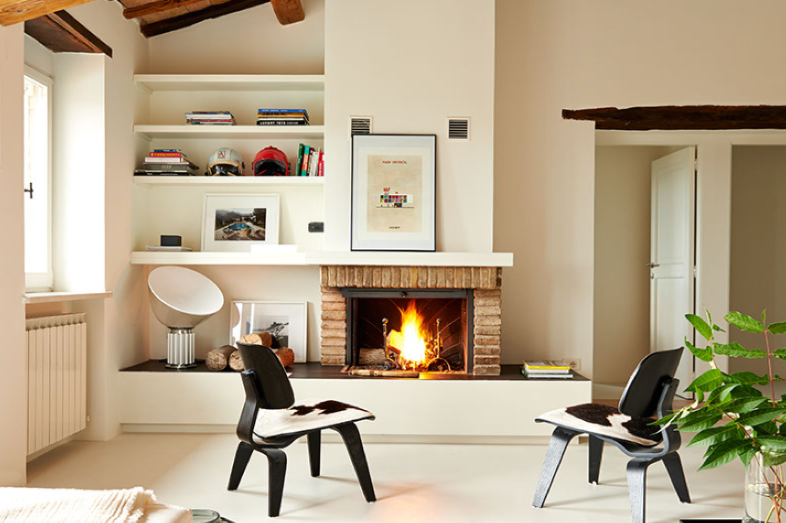Wohnzimmer mit offenem Kamin im modernen Ferienhaus Ca Mattei in Italien