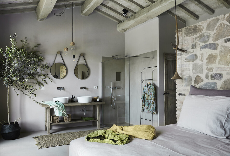 Modern eingerichtetes Schlafzimmer im Ferienhaus in Italien