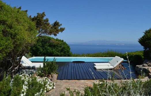 Privater Pool eines Ferienhauses auf Sardinien