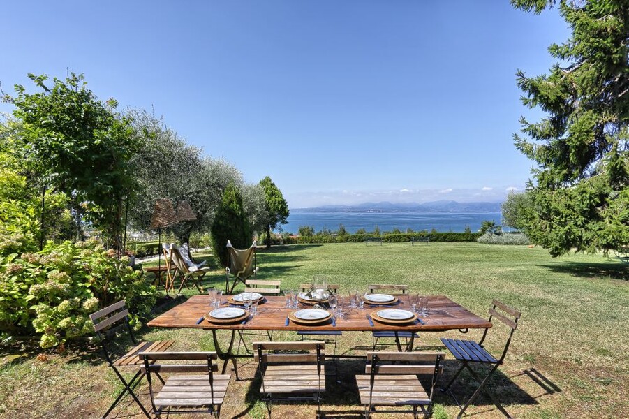 Esstisch auf der Terrasse der Ferienvilla i Broi am Gardasee