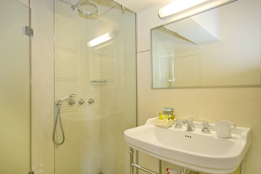 Die Badezimmer des Ferienhauses in Gaiole in Chianti sind dezent aber geschmackvoll eingerichtet