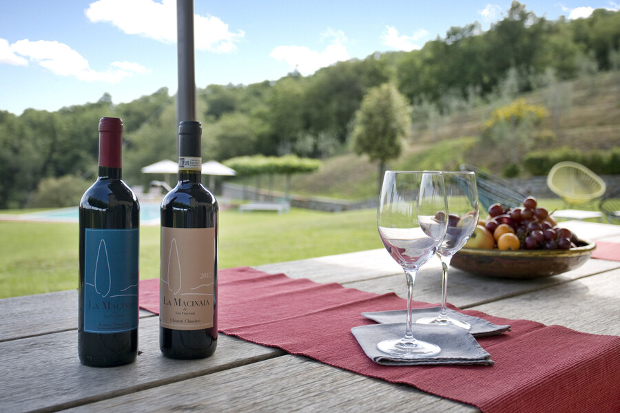 Genießen Sie einen regionalen Wein, welcher aus den Weinbergen rund um die Ferienvilla La Maccinaia stammt