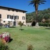 Villa in Italien mit Garten und Palme bei Lucca