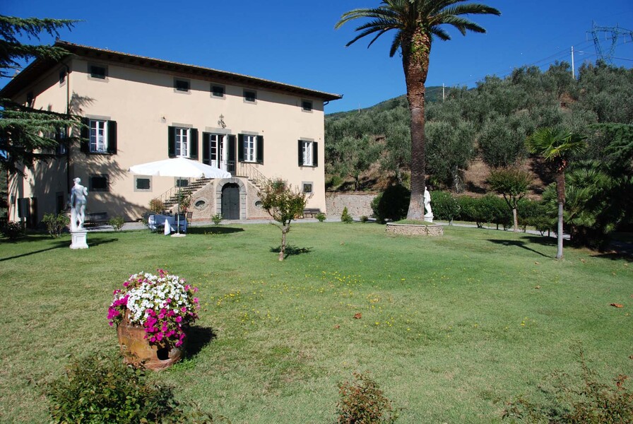 Villa in Italien mit Garten und Palme bei Lucca