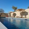 Pool mit Sonnenliegen im Ferienhaus Arco in Umbrien