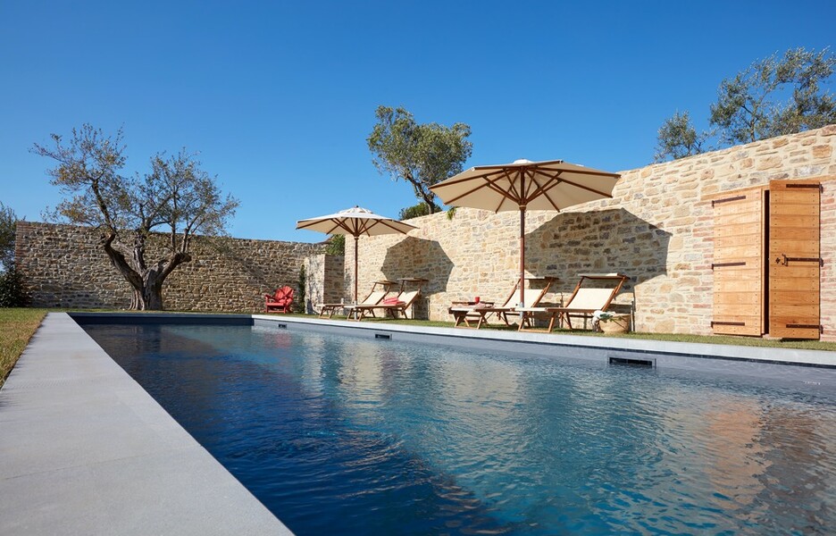 Pool mit Sonnenliegen im Ferienhaus Arco in Umbrien
