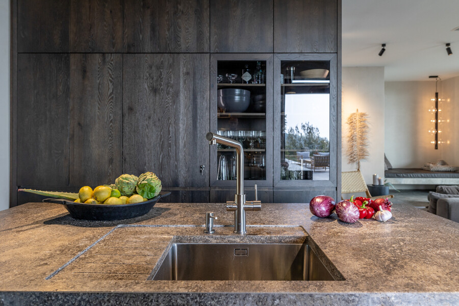 Moderne Küche der Designvilla Casa di Campo am Gardasee