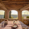 Genießen Sie mit einem Glas Rotwein und einem tollem Essen diesen einmaligen Ausblick auf die Hügel der Toskana