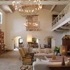 Wohnzimmer mit Kronleuchter und exklusivem Interieur der Villa Le Porciglia in der Toskana