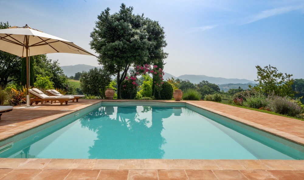 Blick vom Pool auf die Hügel des Latium vom Ferienhaus Madonna della Noce