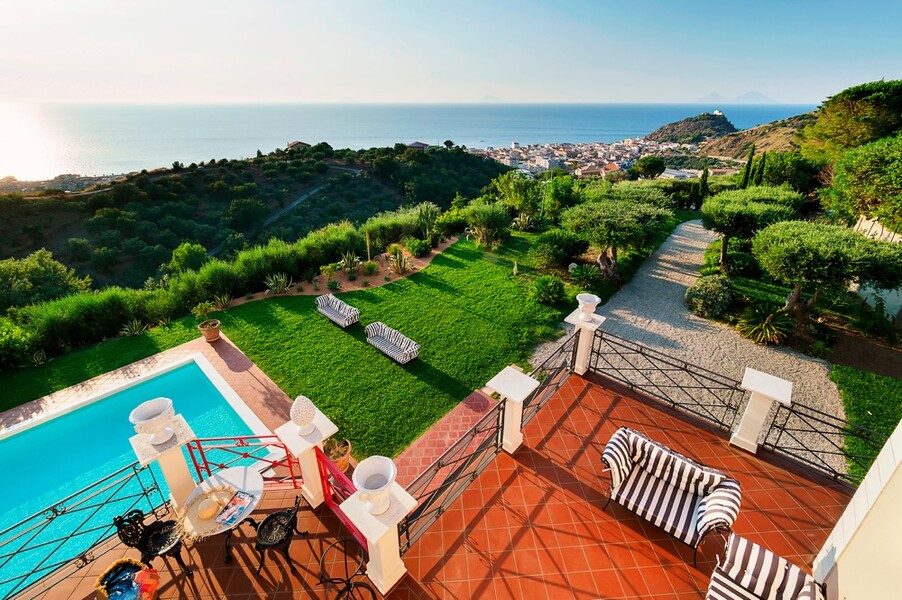 Terrassen und privater Pool im Garten der Villa Estella mit Blick auf das Meer in Sizilien