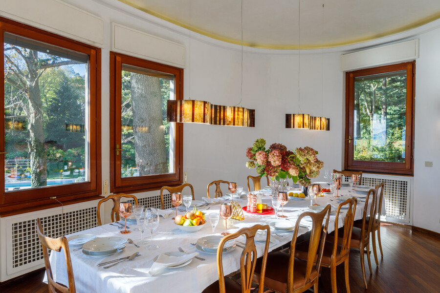 Villa Ponti Bellavista dining table towards pool and single window