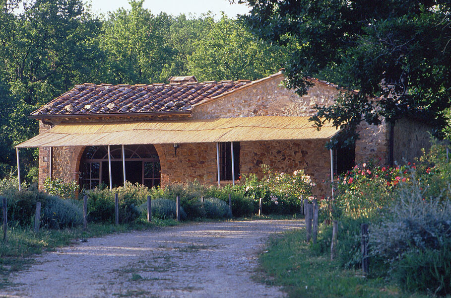 Ein schöner, gepflegter Garten umgibt die einzelnen Häuser des Le Porciglia