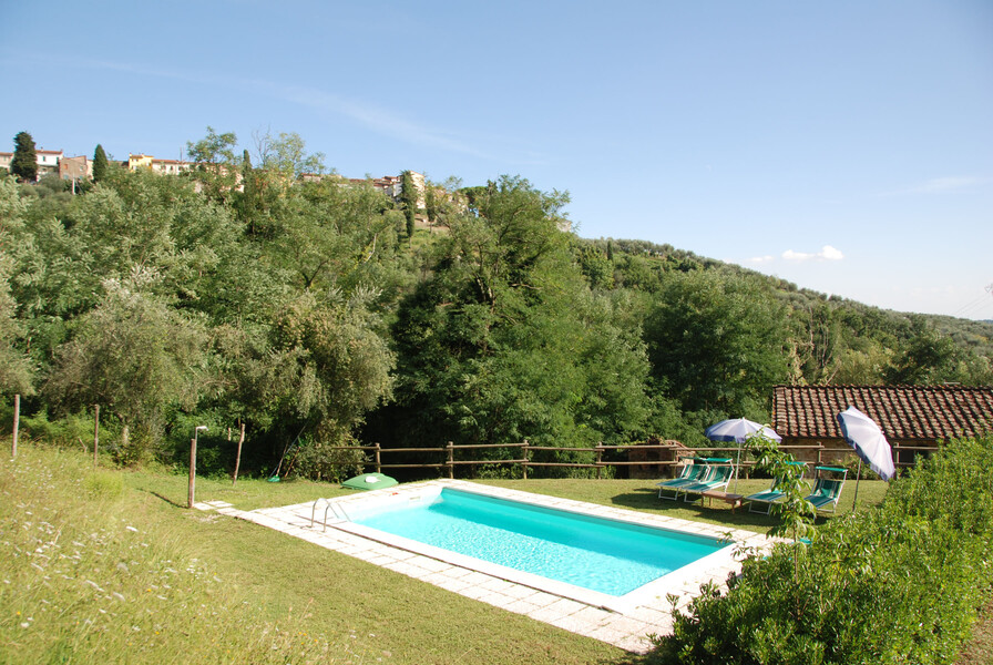 Privater Pool oberhabl des Ferienhaus Magrini mit mittelalterlichem Dorf im Hintergrund
