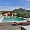 Ferienhaus in Lucca mit privatem Pool und Sonnenliegen umgeben von Olivenbäumen
