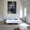 Schlafzimmer mit moderner Kunst im Design Ferienhaus Casa delle Marche