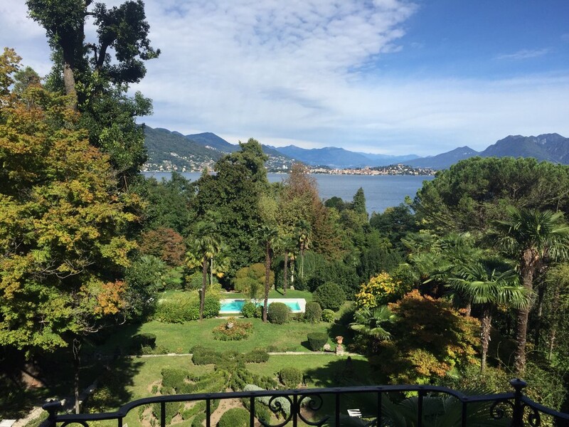 Park mit Pool und Blick auf den Lago Maggiore von der Villa Ghis