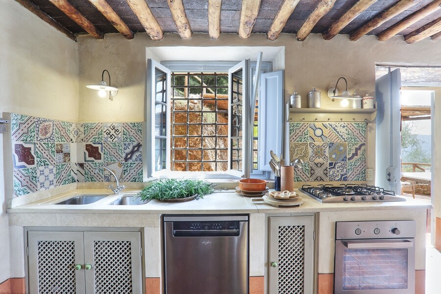 Schöne Küche im Ferienhaus Damiano bei Lucca in Toskana