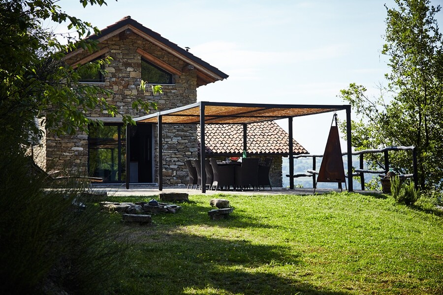 Wiese und Pergola im Garten der Villa dell Orso im Piemont