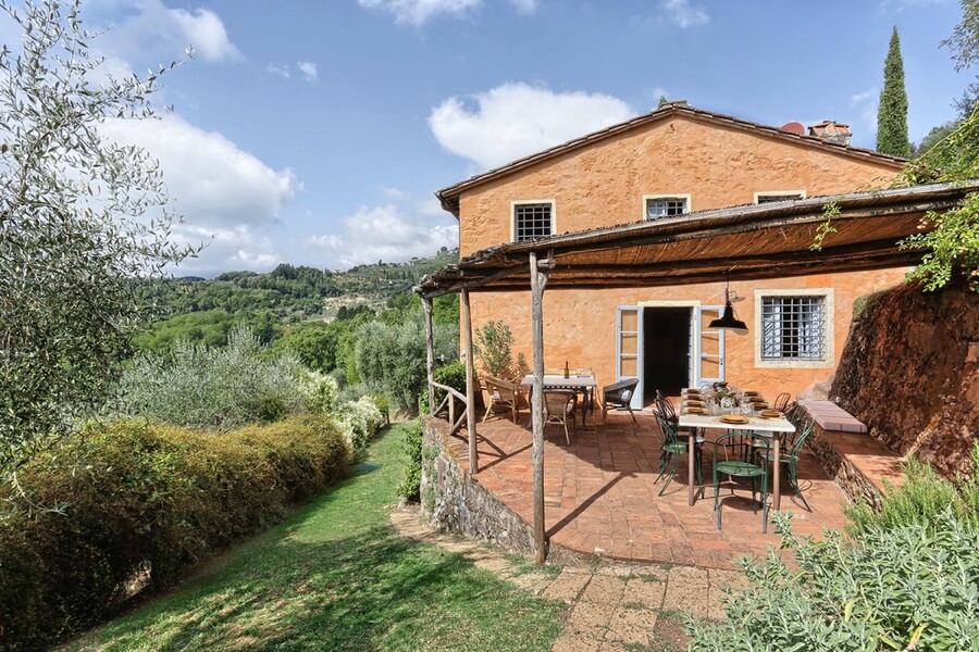 Terrasse mit Pergola und Tisch zum Essen im Ferienhaus in Toskana Damiano