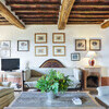 Elegantes Wohnzimmer mit Holzbalken im Ferienhaus bei Lucca Damiano