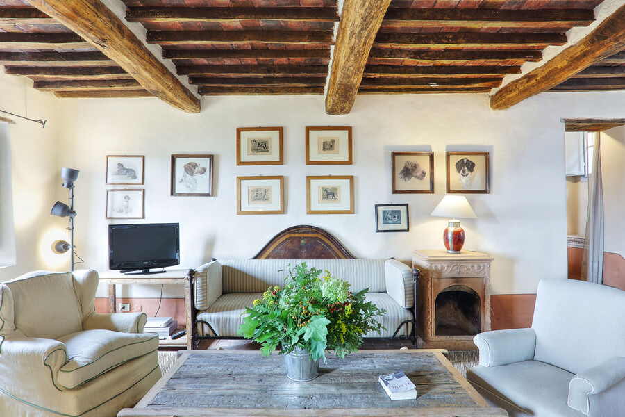Elegantes Wohnzimmer mit Holzbalken im Ferienhaus bei Lucca Damiano