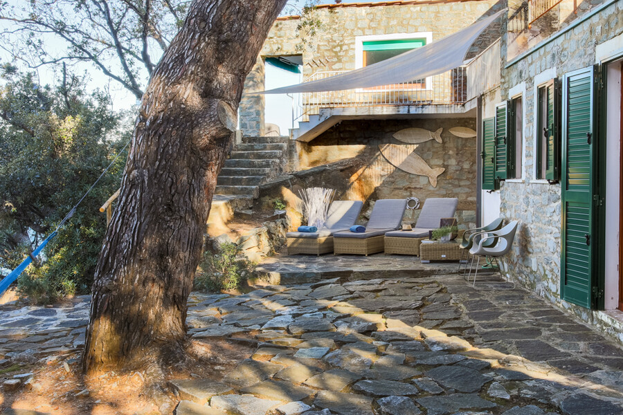 Sitzecke im Schatten einen Sonnensegels und der Pinien in der Villa Procchio