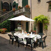 Esstisch im Innenhof der Villa di montelopio bei Pisa in der Toskana