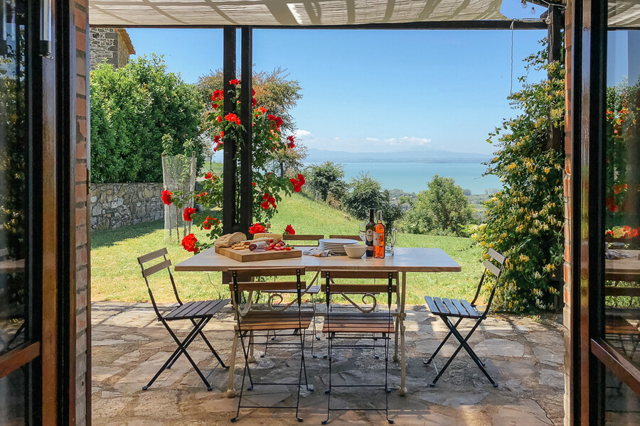 Esstisch des Ferienhauses in Umbrien mit Blick auf den Trasimeno See