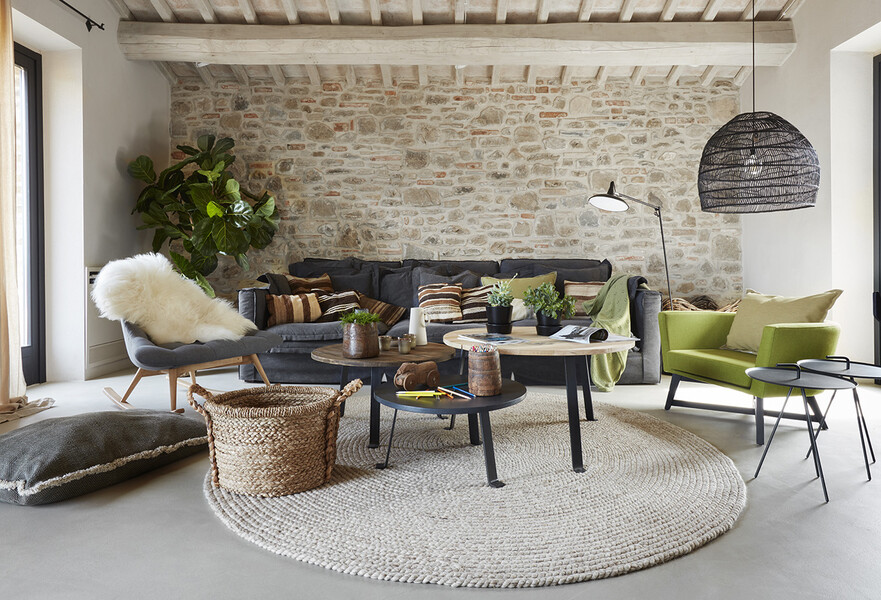 Wohnzimmer mit modernen Möbeln im Ferienhaus Piegaro in Umbrien