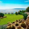 Garten mit Rasen der Villa del Mito auf Sizilien direkt am Meer