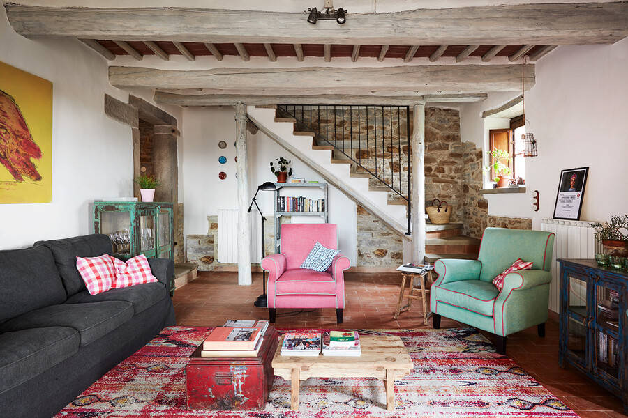 Wohnzimmer mit modernen Sesseln und Sofas im Ferienhaus in Italien