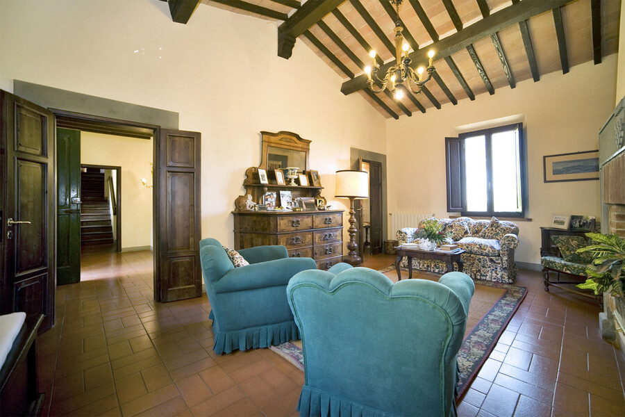 Wohnzimmer der villa di montelopio bei Pisa in der Toskana