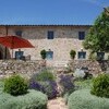 Luxusvilla in der Toskana Le Porciglia mit rotem Sonnenschirm 