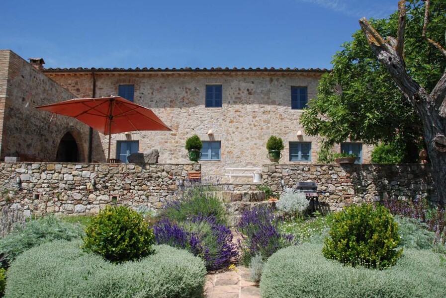Luxusvilla in der Toskana Le Porciglia mit rotem Sonnenschirm 