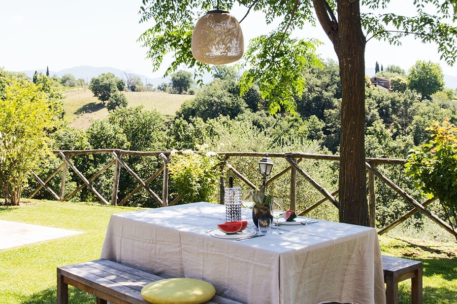 Tisch im Garten mit Blick auf die grünen Hügel bei Rom vom Casale Upupa