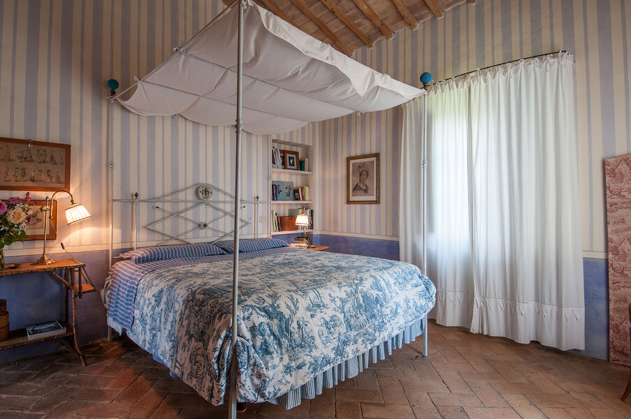 Im Ferienhaus Fontanelle erwartet Sie ihr eigenes Himmelbett, auf dem sich sich von einem aufregenden Urlaubstag in der Toskana erholen können