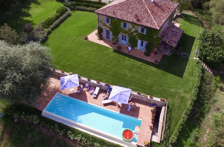 Villa in Umbria with private tennis court and pool