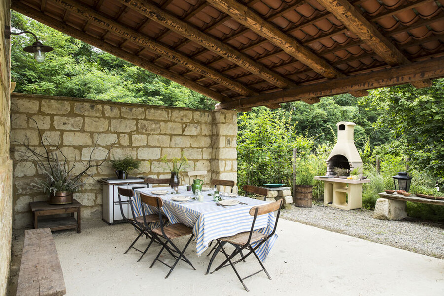 Überdachte Terrasse mit Grill im Ferienhaus Cascina Monferrato