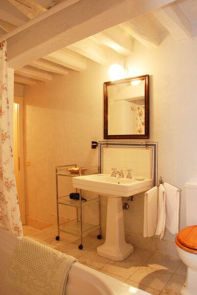 Das Badezimmer der Ferienwohnung in Lucca ist ausgestattet mit einer Duschbadewanne