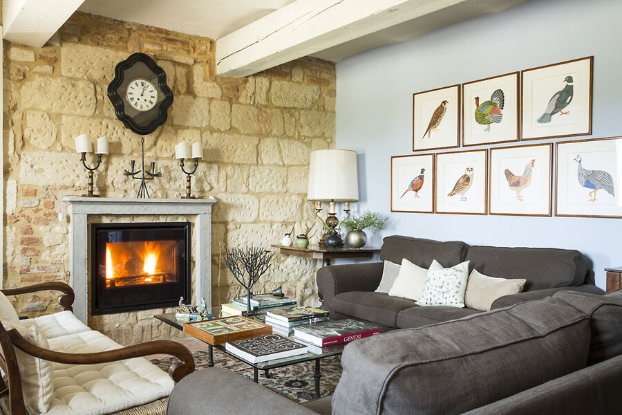 Wohnzimmer mit offenem Kamin im Ferienhaus mit Charme im Piemont