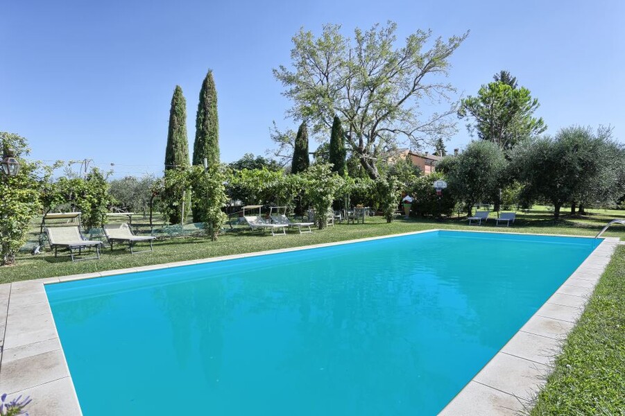 Privater Pool der Villa i Broi am Gardasee