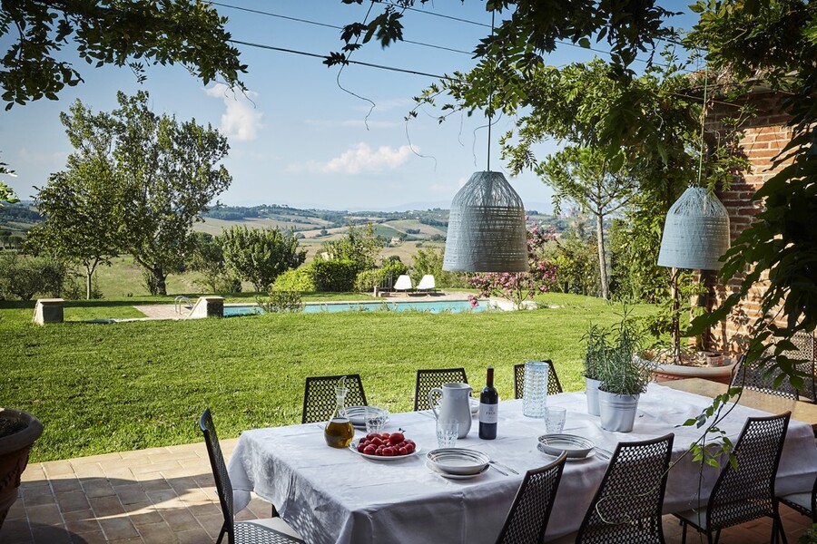 Gedeckter Esstisch im Garten des Ferienhaus Bellaria in Umbrien
