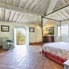 Grosses Schlafzimmer mit Himmelbett im Ferienhaus La Sorgente in Lucca