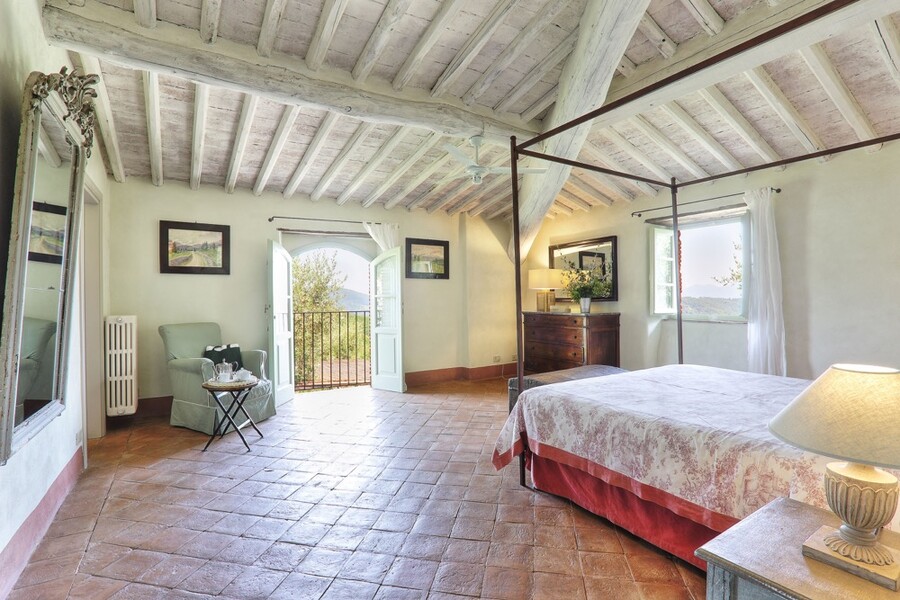 Grosses Schlafzimmer mit Himmelbett im Ferienhaus La Sorgente in Lucca