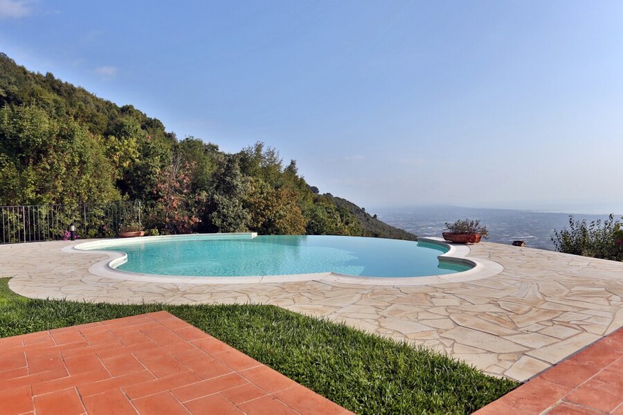 Privater Pool mit Blick auf die Küste in der Toskana vom Ferienhaus La Gigia