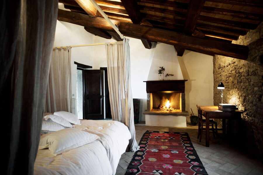 Schlafzimmer mit offenem Kamin in der Casa Bramaosle