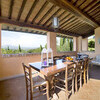 Überdachte Terrasse mit gedecktem Esstisch im Ferienhaus in der Toskana