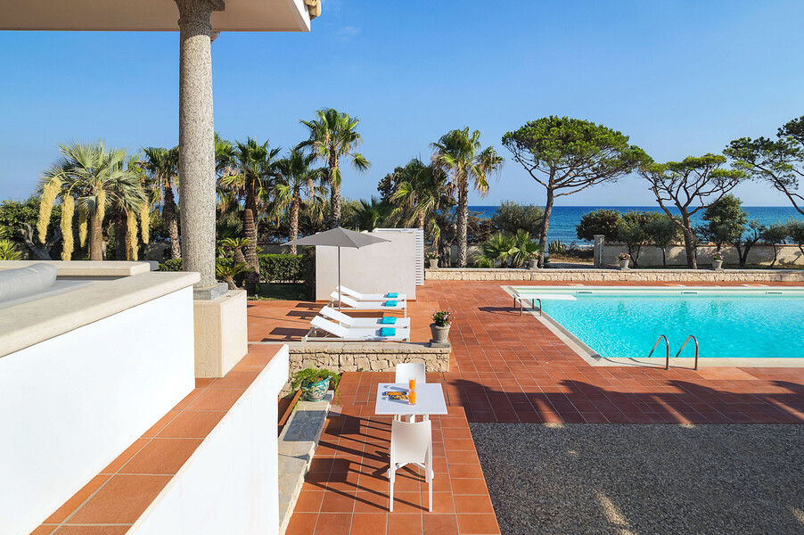 Villa Maya mit Pool direkt am Meer im Süden von Sizilien