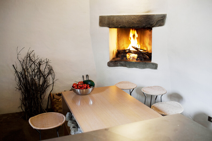 Küche mit offenem Kamin im Ferienhaus in Umbrien in der Casa Bramasole